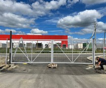 Выполненная работа Распашные ворота 8000x2200 3д сетка фирма Дорос.